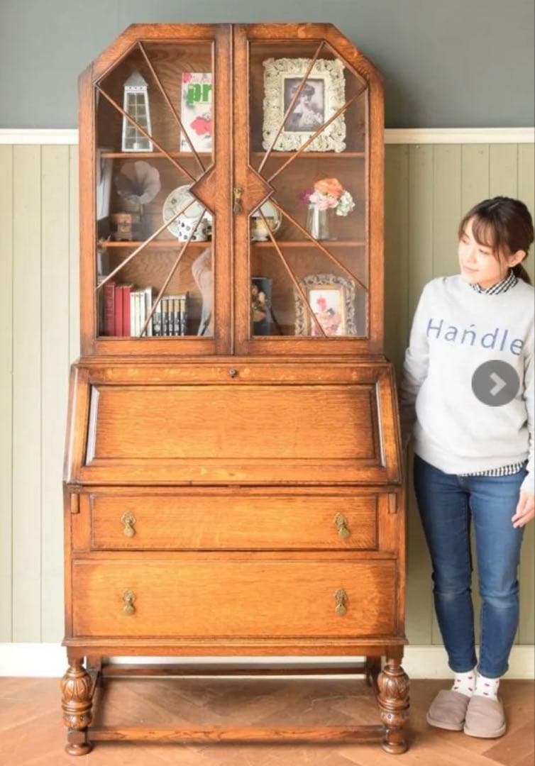 イギリスから届いたアンティークの本棚付きデスク、ビューロー