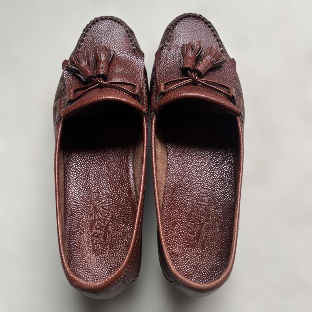 フェラガモ ダークブラウン タッセル付きレザー モカシン