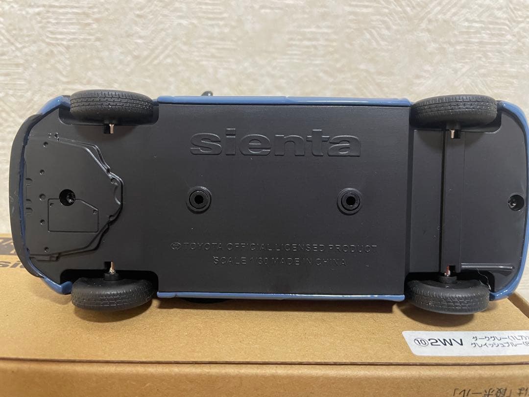 トヨタ シエンタ 1/30 スケールモデル 青