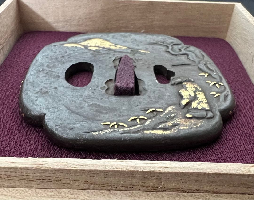 刀装具 鐔 唐人山見図金銀象嵌鉄地鐔 大刀鐔 山河木 日本刀 年代物 箱付き