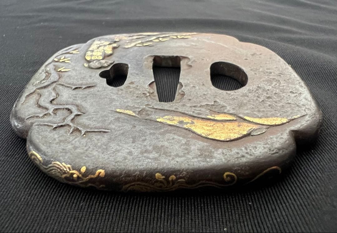 刀装具 鐔 唐人山見図金銀象嵌鉄地鐔 大刀鐔 山河木 日本刀 年代物 箱付き