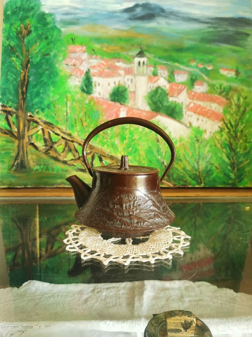 骨董 南部鉄瓶 急須 山と寺院境内 アンティークリネン ボビンレース編ドイリー付