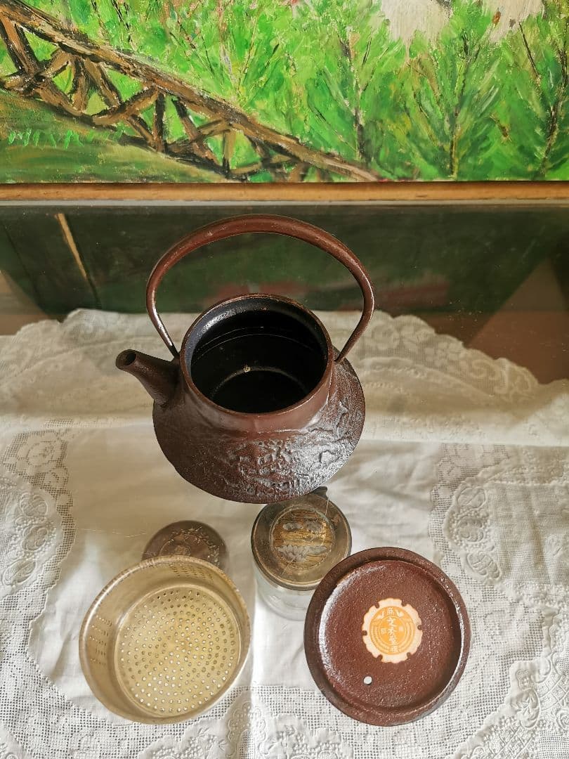 骨董 南部鉄瓶 急須 山と寺院境内 アンティークリネン ボビンレース編ドイリー付