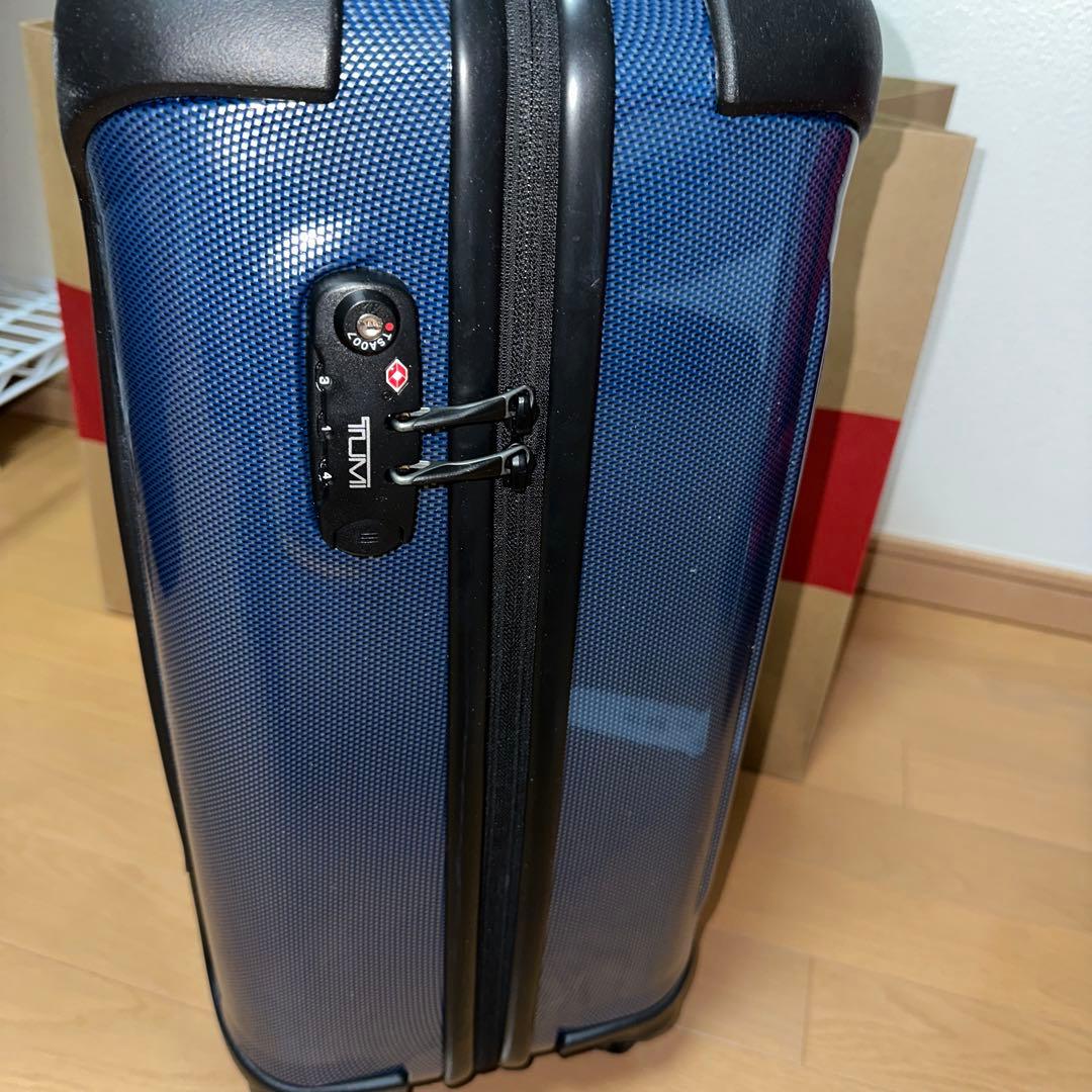 アッキー様　正規店１月購入 新品未使用 TUMI 中型(機内持ち込み可)キャリー