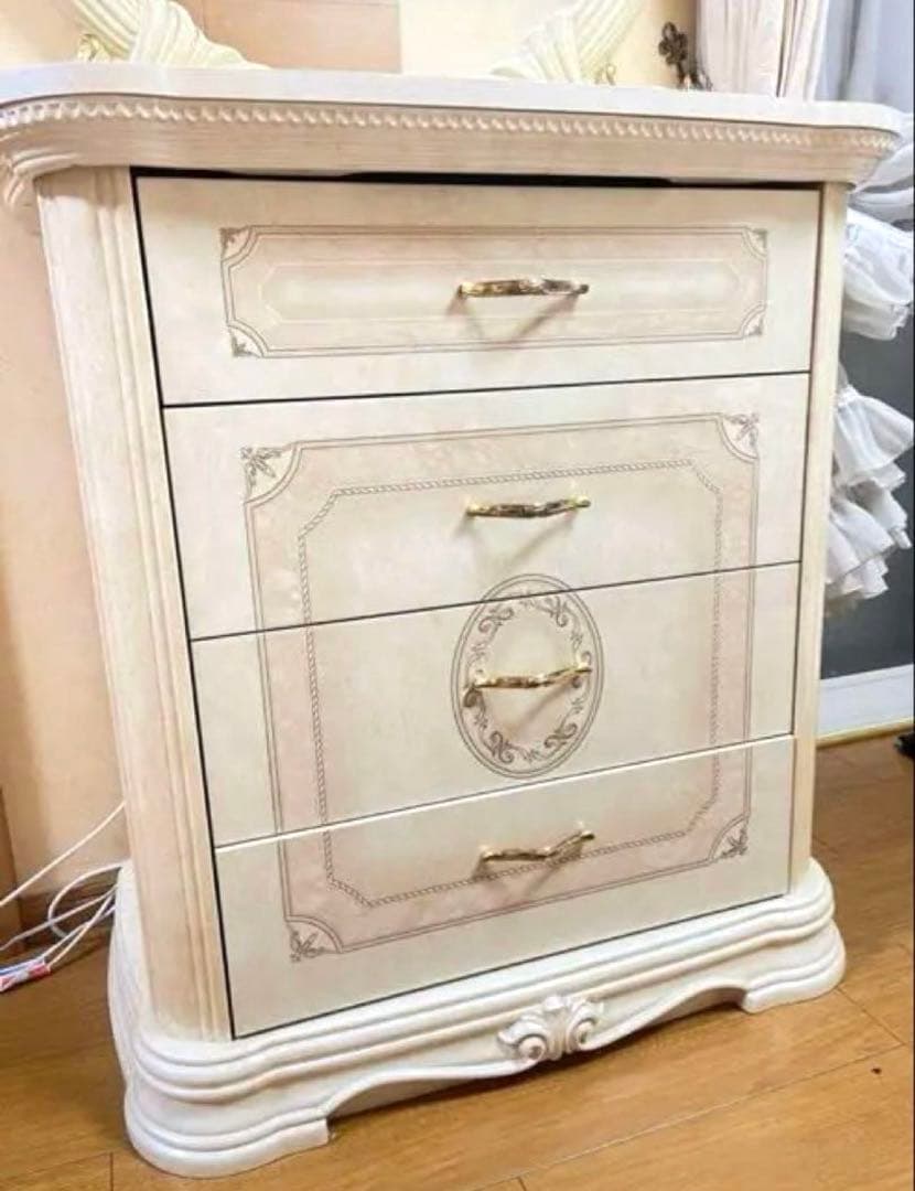n*1様 再値下げ　イタリア家具　サルタレッリ　クリーム色の木製チェスト