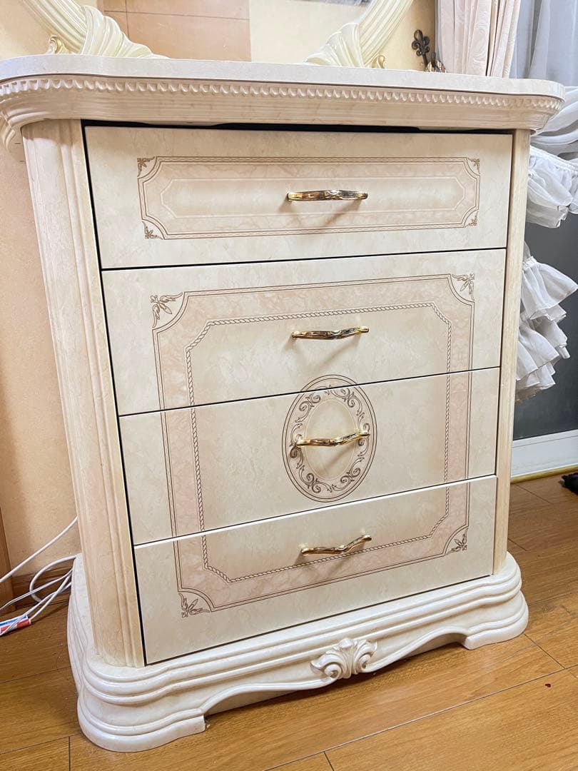 n*1様 再値下げ　イタリア家具　サルタレッリ　クリーム色の木製チェスト