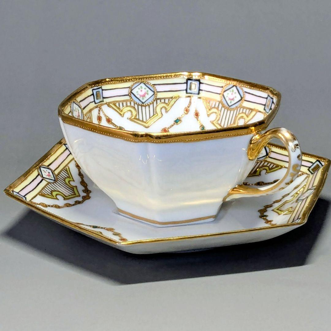 オールドノリタケ・金盛上陽刻薔薇柄　ガーランド装飾　ヘキサゴン　カップ＆ソーサー