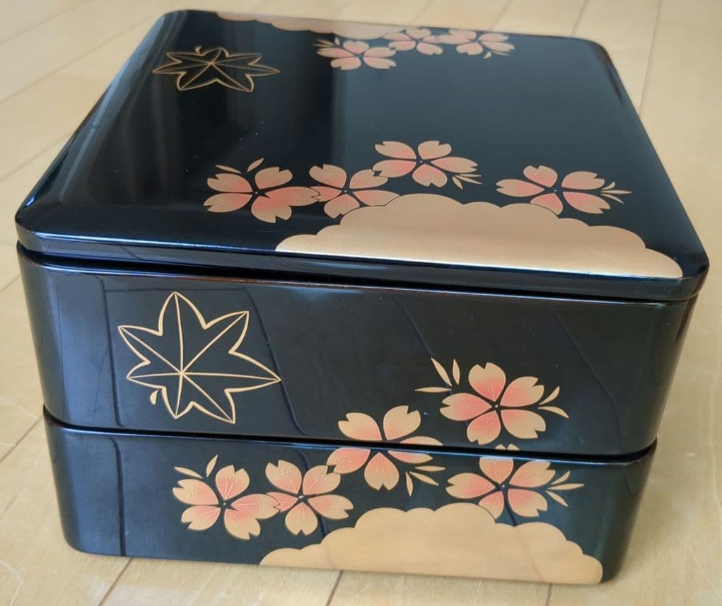 【輪島塗り　重箱】うるし塗装　天然木　地の粉漆下地　二段重箱　桜