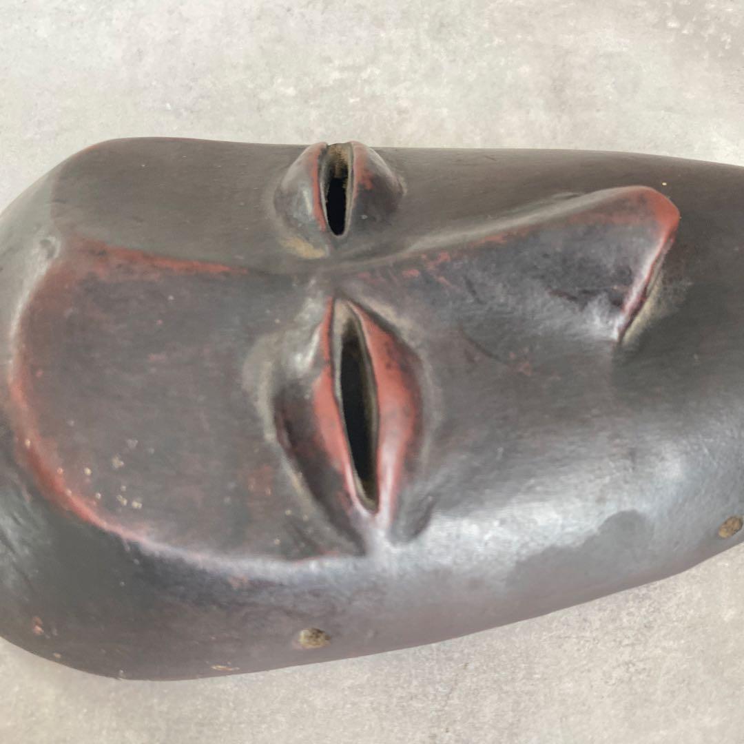 アフリカ工芸品　コートジボワールのマスク　ルーブル型取り工房、9 x 17 cm