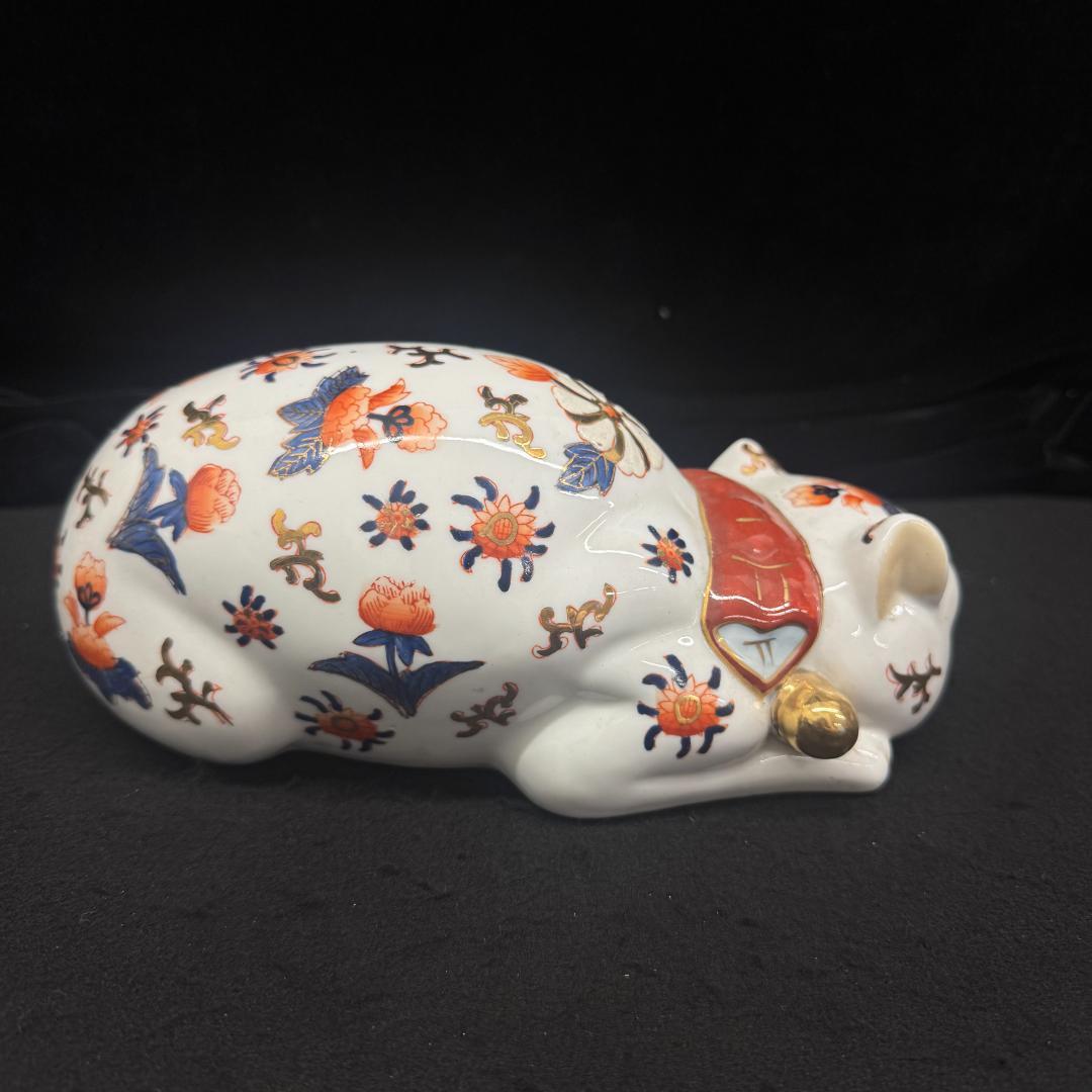 古伊万里 染錦 眠り猫 金彩色絵 猫 置物 招き猫 縁起物 24cm