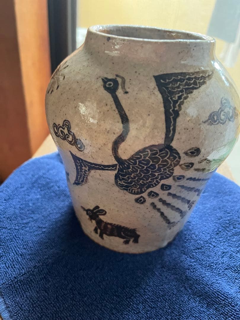 高仲健一　陶器花入　動物などを描いた壺です。高さ14センチ、口、直径7.5センチ