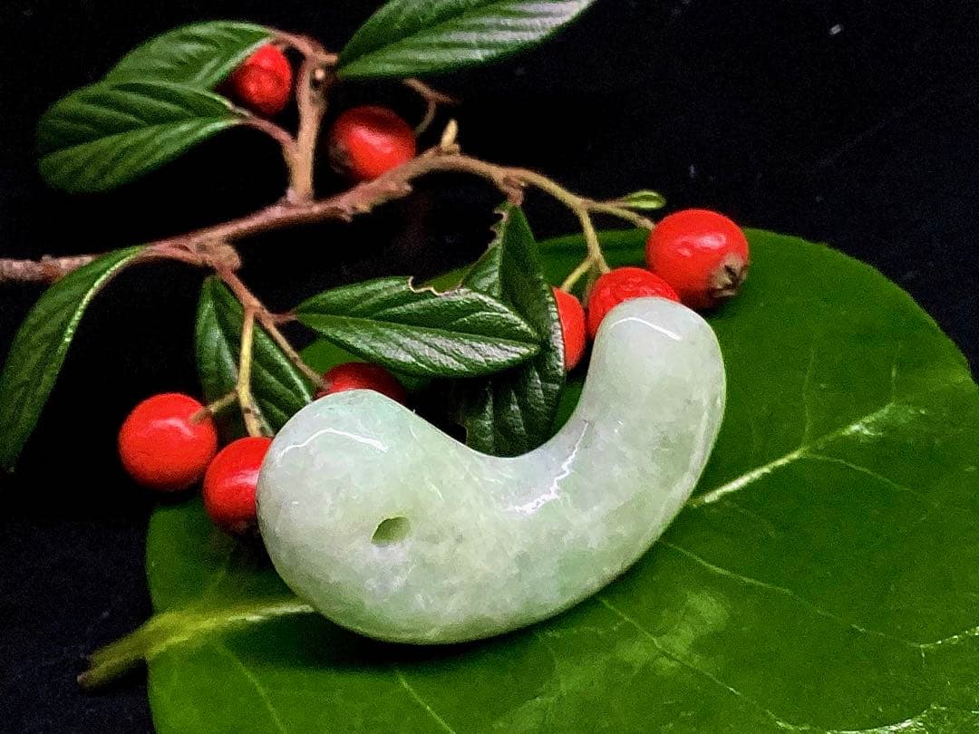 ✳糸魚川翡翠ジェダイト勾玉　希少*平塚古墳型 抜群の氷肌紋様の透過　ソーティング