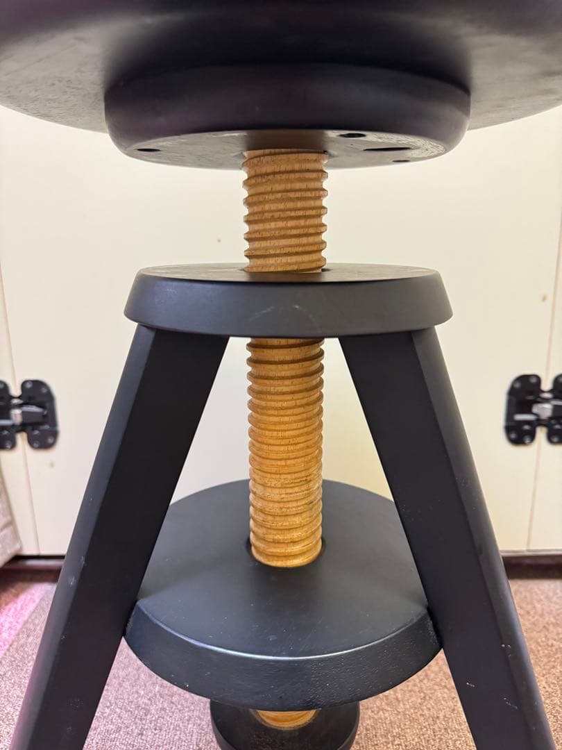 広松木工 スピンスツール 黒い円形クッション