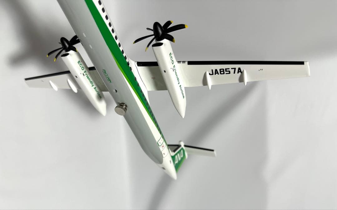 全日空商事 1/100 ANA DHC-8-400 NH11013 台座付き