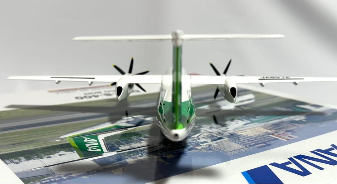 全日空商事 1/100 ANA DHC-8-400 NH11013 台座付き