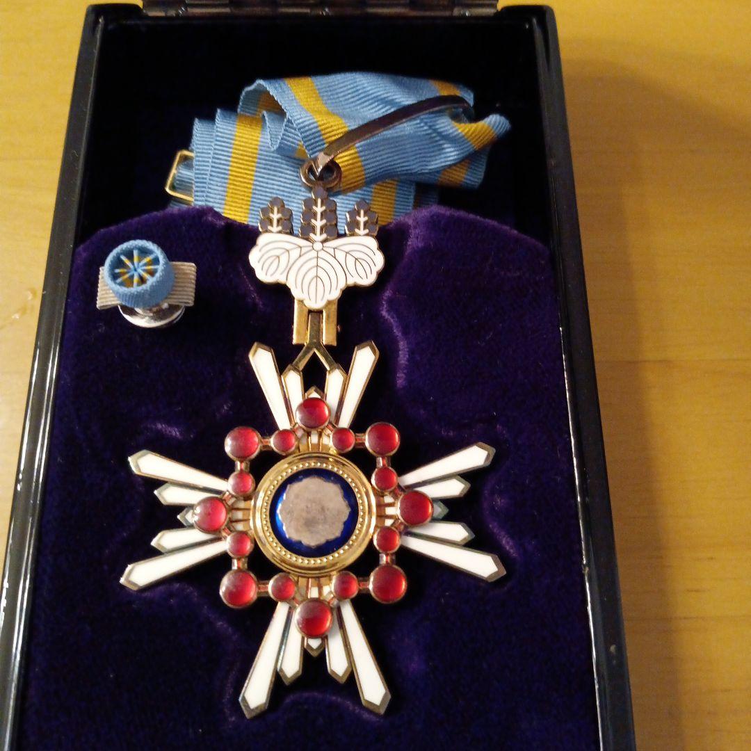 【極美品 完品】現行タイプ 新型 瑞宝中綬章 略章付 化粧箱入 勲三等 勲章