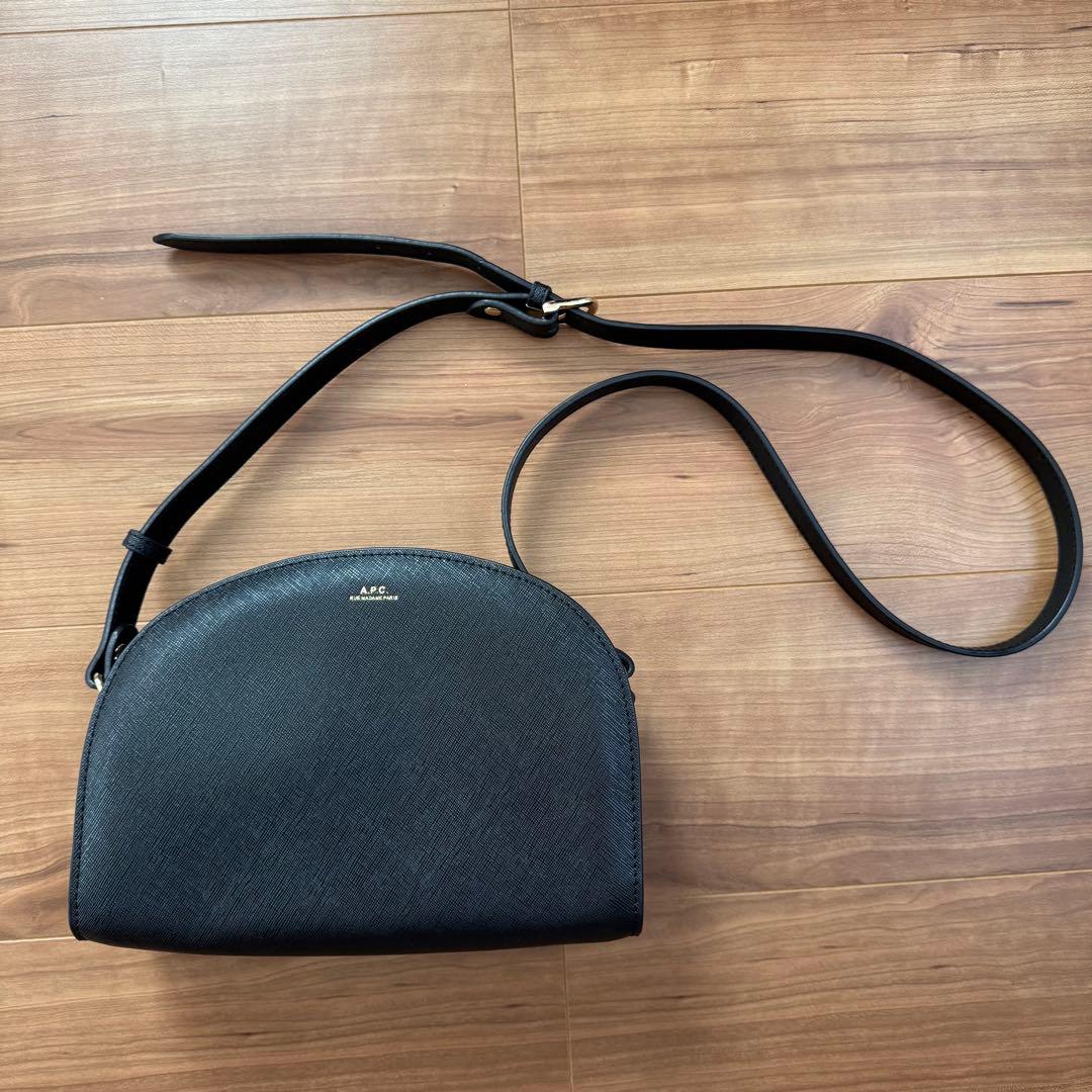 【美品】A.P.C. ハーフムーンバッグ　ブラック