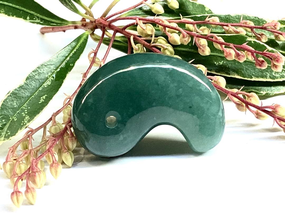 再結晶線入り糸魚川コン沢青翡翠 極上濃厚勾玉　宝石質の透過‼️極上高品質本物保証