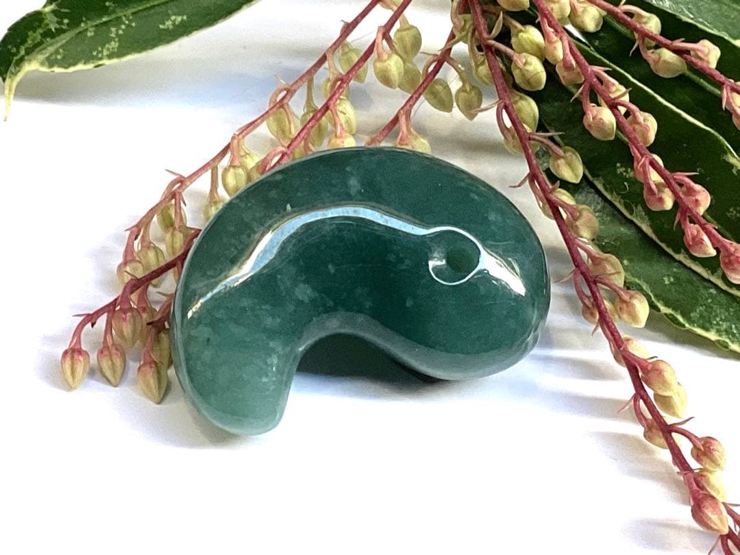 再結晶線入り糸魚川コン沢青翡翠 極上濃厚勾玉　宝石質の透過‼️極上高品質本物保証