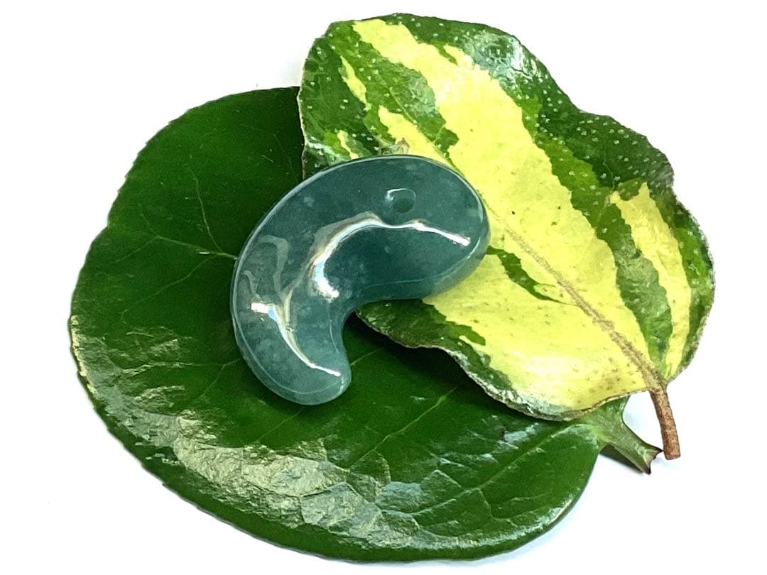 再結晶線入り糸魚川コン沢青翡翠 極上濃厚勾玉　宝石質の透過‼️極上高品質本物保証