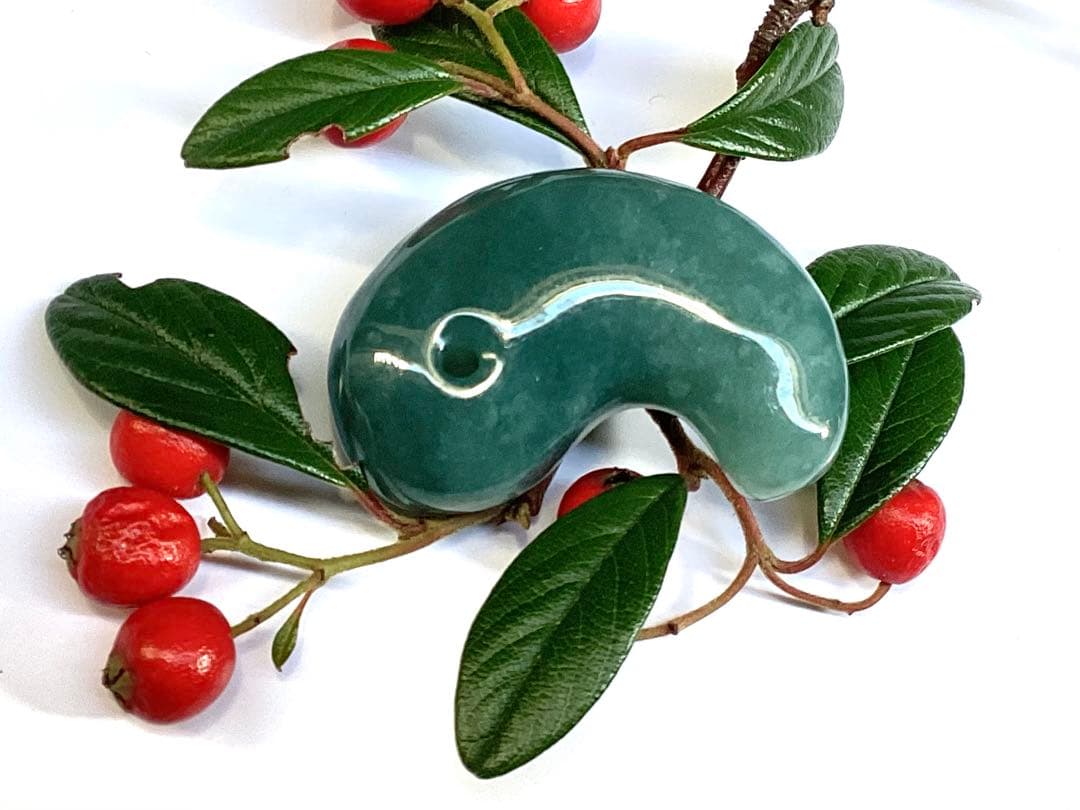 再結晶線入り糸魚川コン沢青翡翠 極上濃厚勾玉　宝石質の透過‼️極上高品質本物保証