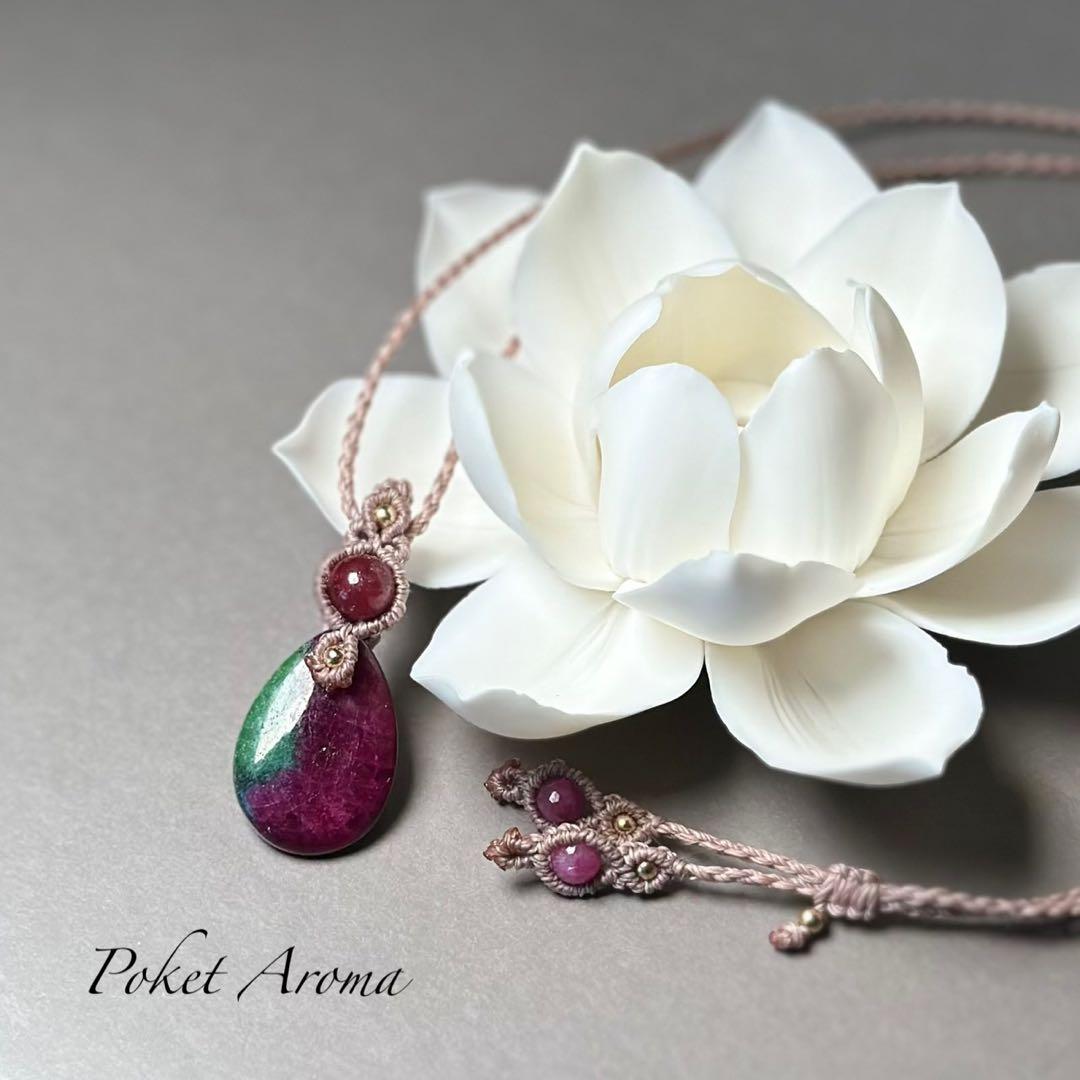 『美衣』ルビーインゾイサイトとルビーのマクラメペンダントネックレス