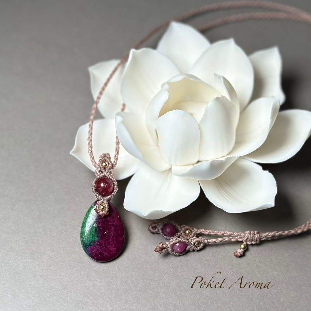 『美衣』ルビーインゾイサイトとルビーのマクラメペンダントネックレス