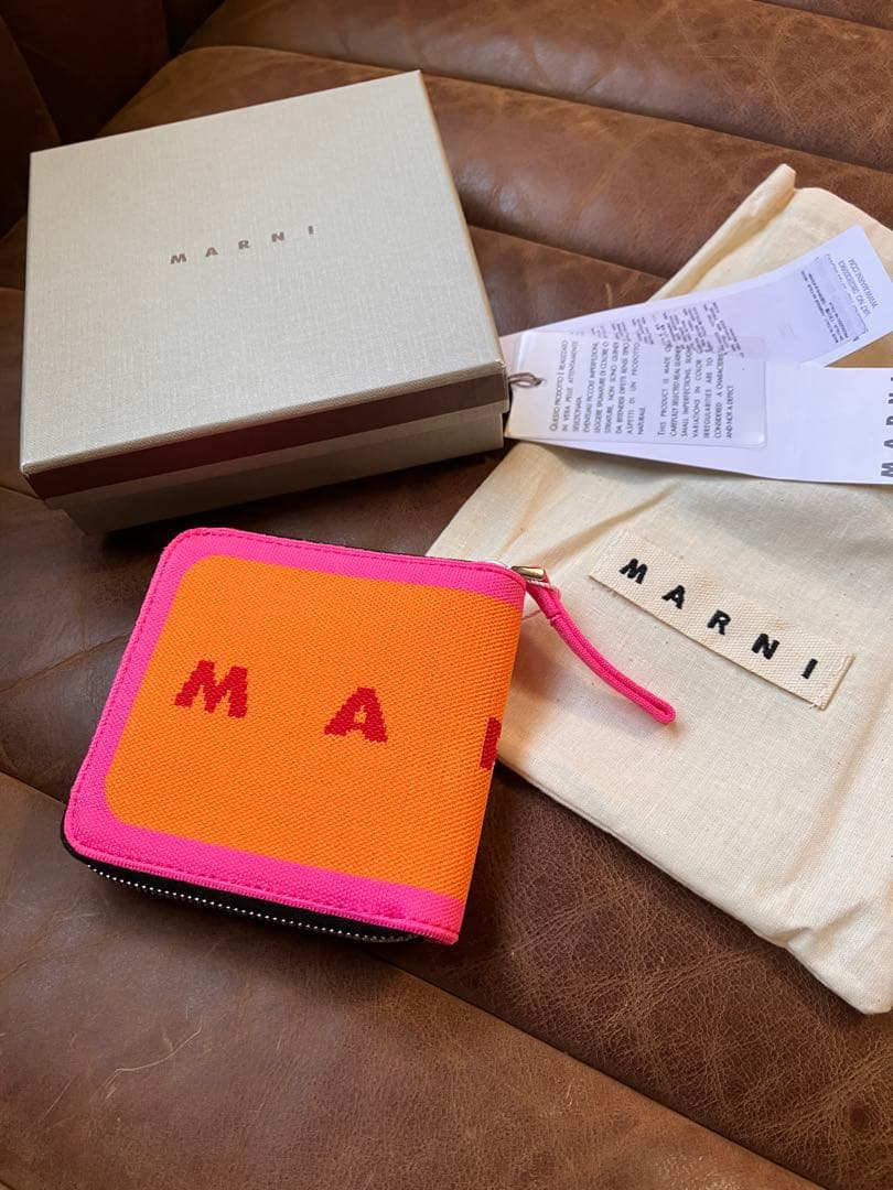 marni マルニ　財布　ピンク　オレンジ　ウォレット　二つ折り　ラウンドジップ