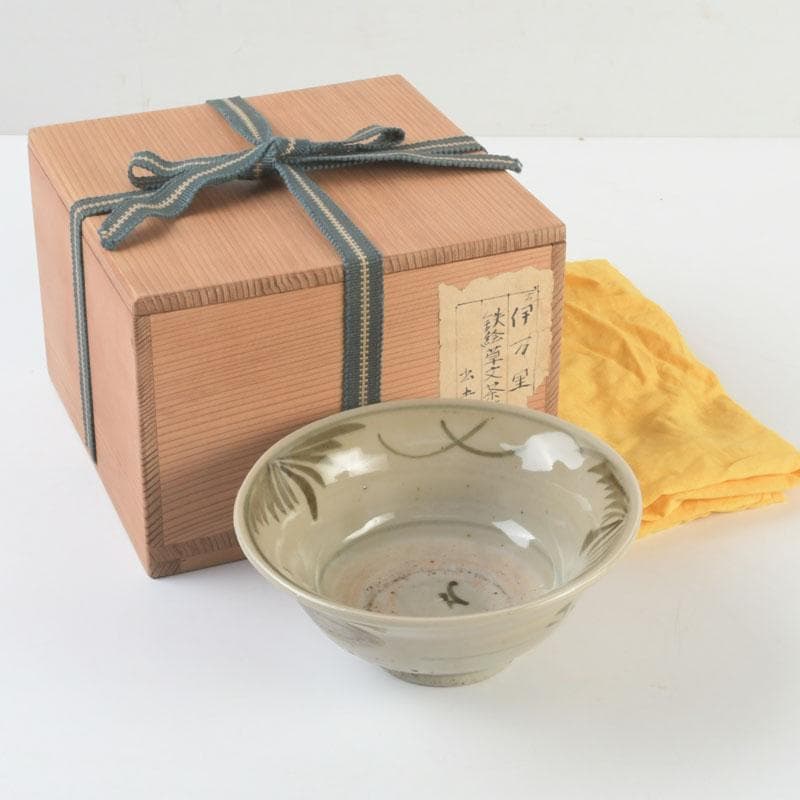 伊万里焼　出土品　鉄絵　草文　茶碗　共箱　V　9520