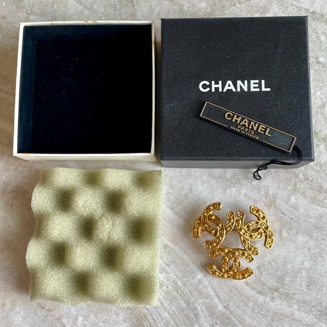 CHANEL トリプルココマーク　ブローチ タグ付き
