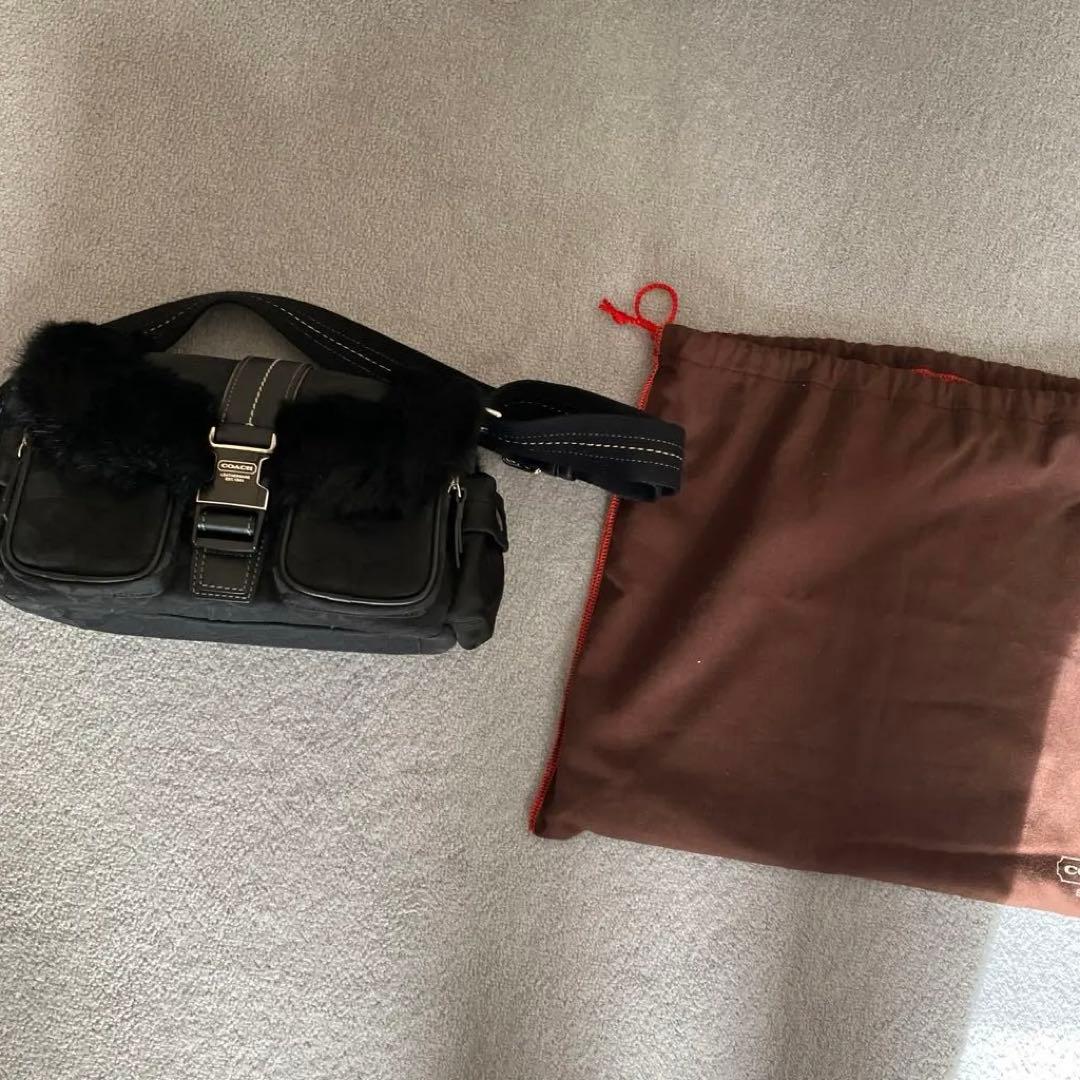 保存袋付✨コーチ　ファー　カメラバッグ　シグネチャー　黒　ショルダーバッグ