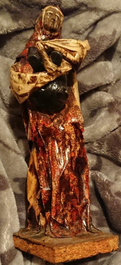 アメリカンヴィンテージ紙張り子黒豚を抱くおばあちゃんドール、人形