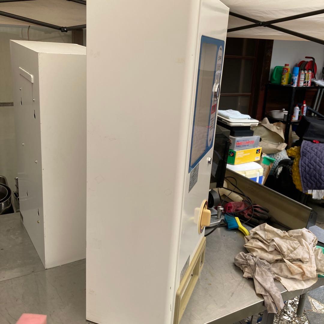 ガチャ機　カードガチャ　手動式自動販売機　鍵交換済み