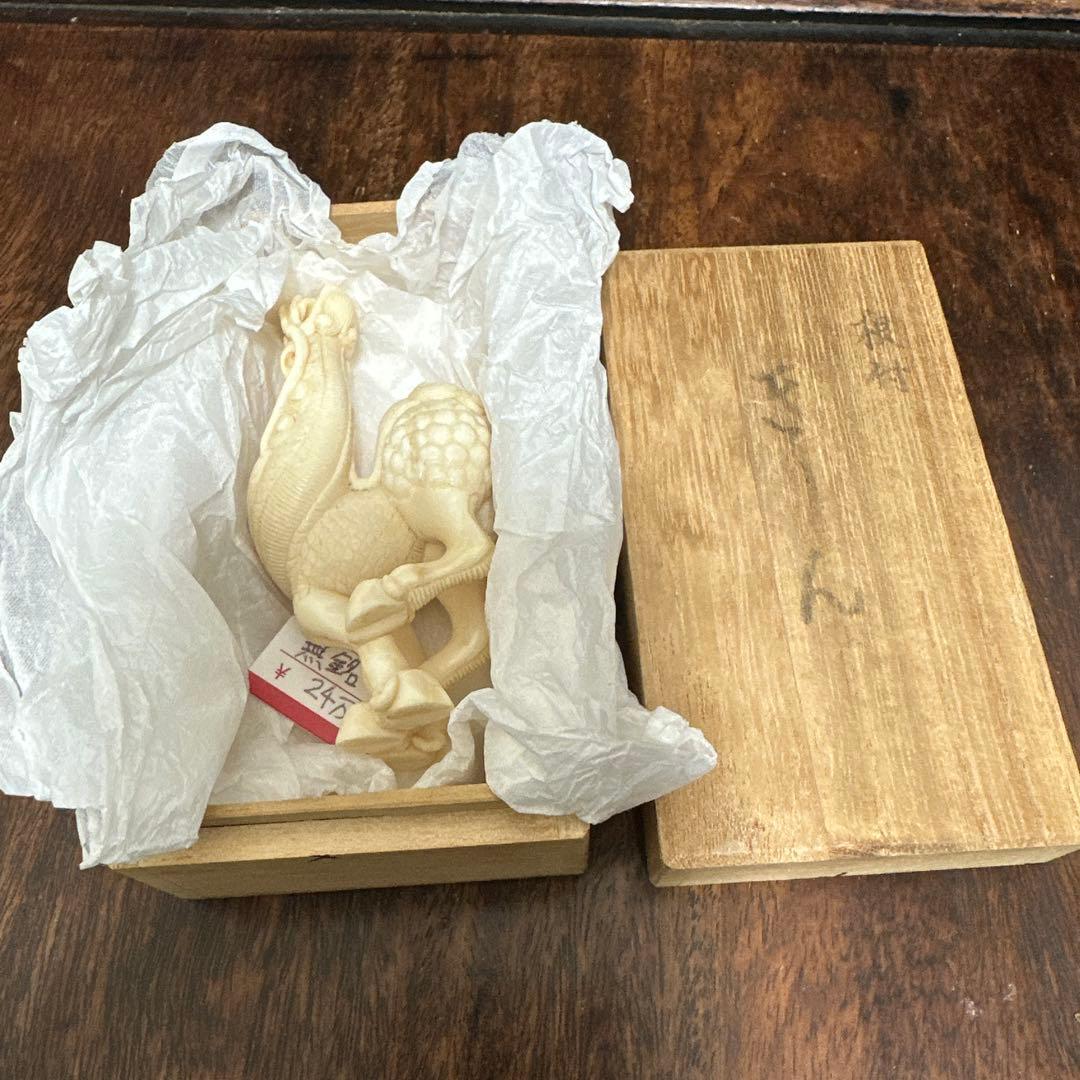 キリン麒麟　緒締　根付　提げ物　牙彫　天然材質　置物　骨董古美術 ねつけ