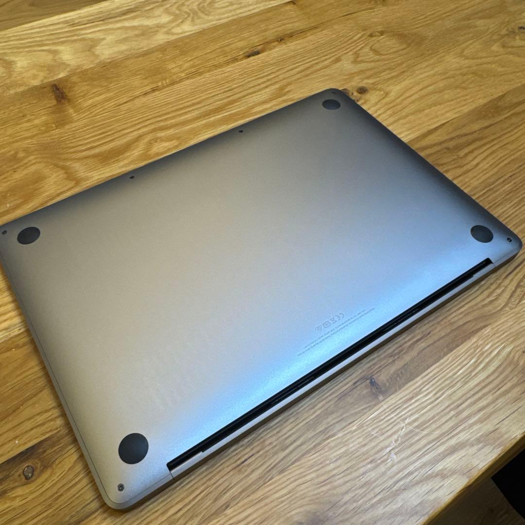 MacBook Pro 2019 充放電回数67回