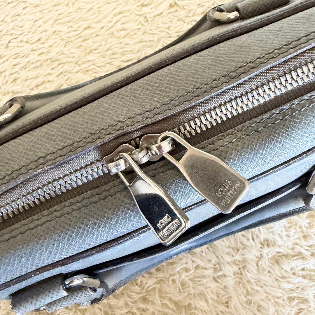 Louis Vuitton タイガ ポルトドキュマンPDB M32711 グレー