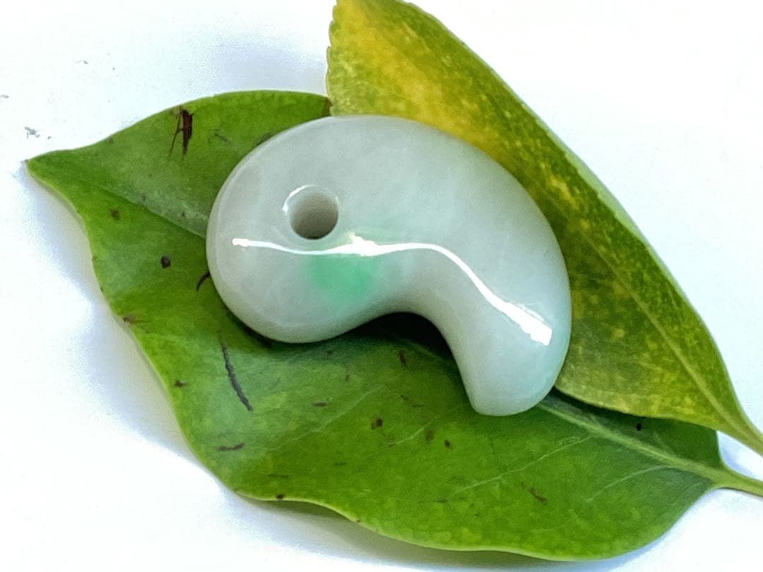 ✳premiumシリーズ幸運導く勾玉 高品質翡翠 再結晶線入り糸魚川翡翠　鑑別書