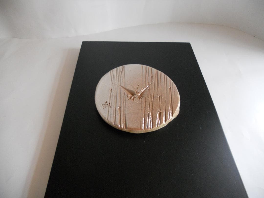 蝶 背戸窯 加藤釥 作 蝶々 希少 陶板 の 壁掛け です。