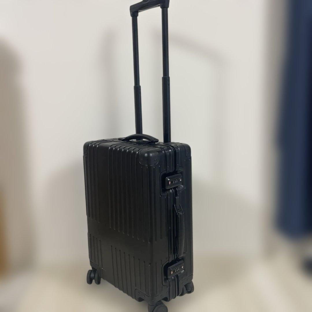 イノベーター　ブラック36L アルミスーツケース
