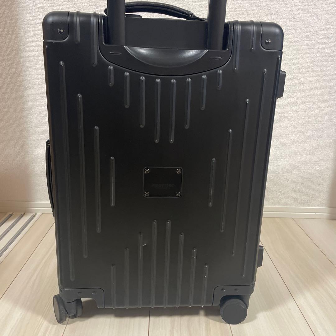 イノベーター　ブラック36L アルミスーツケース