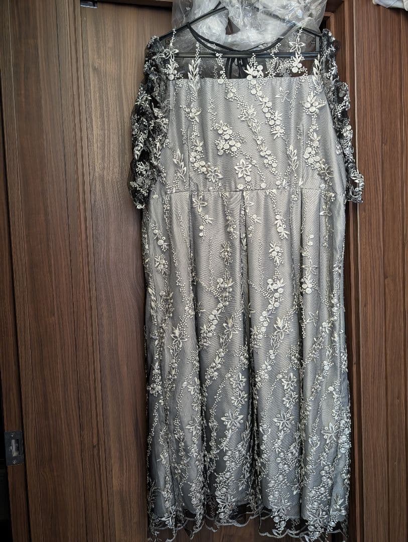 グレー 刺繍入り パーティードレス フリル袖 4L
