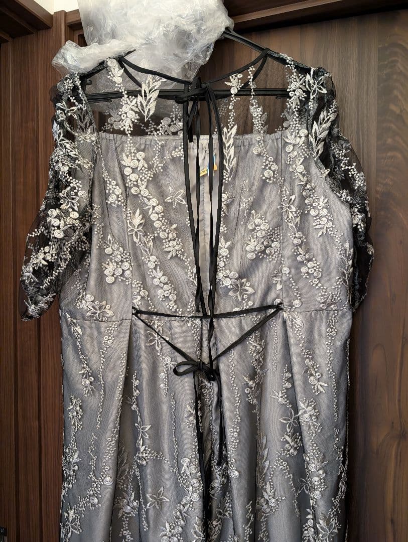 グレー 刺繍入り パーティードレス フリル袖 4L
