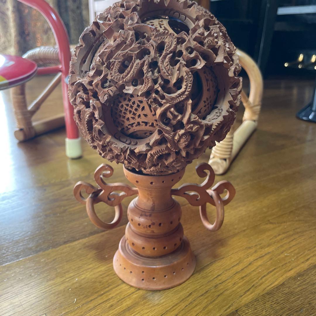 精巧な木製円形彫刻