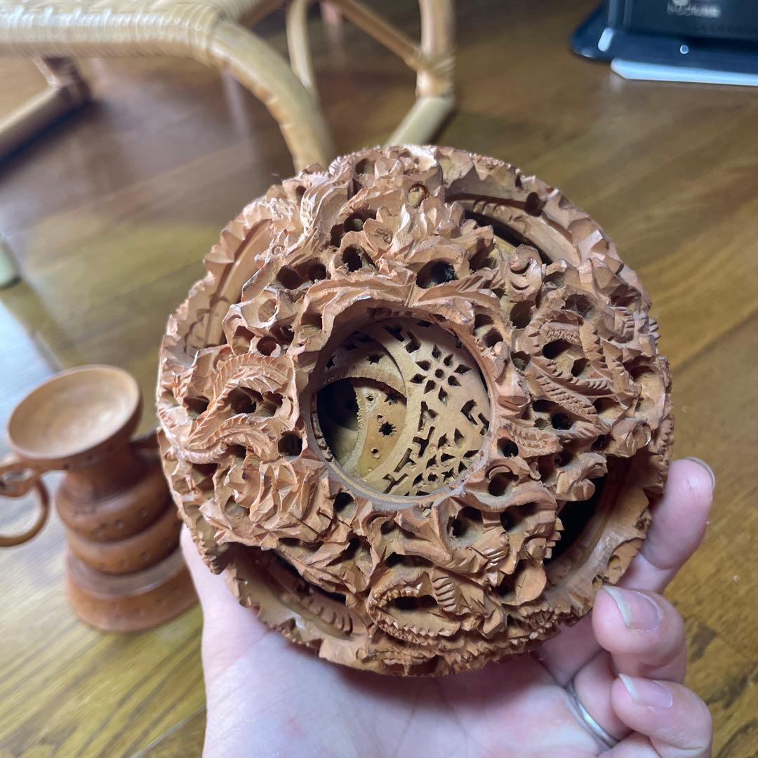 精巧な木製円形彫刻