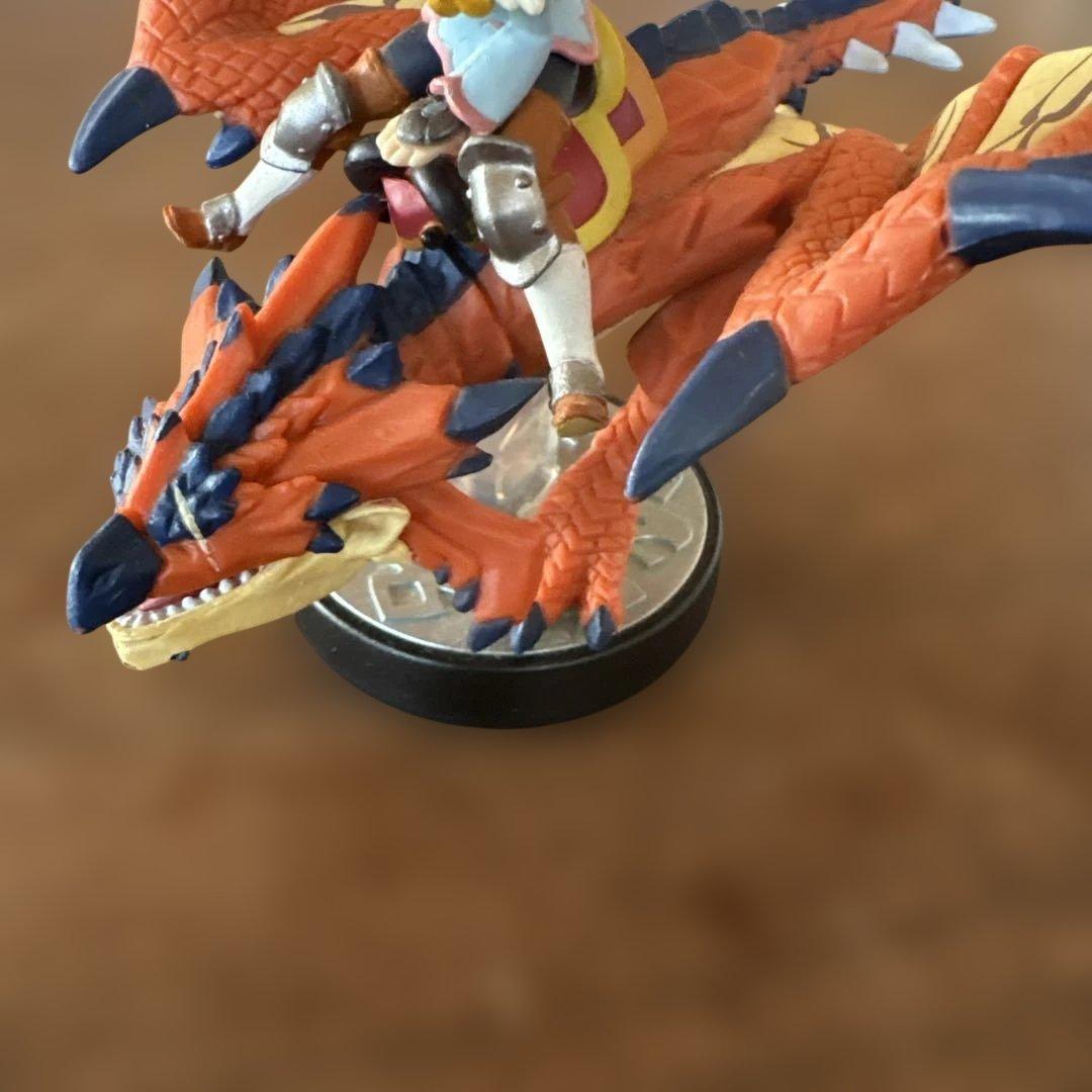 amiiboモンスター フィギュア ドラゴン型