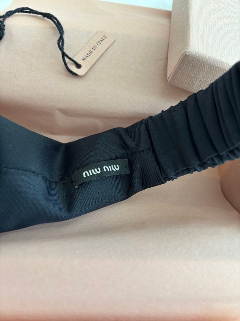 MIU MIU 2024ブラック ヘアバンド　カチューシャ