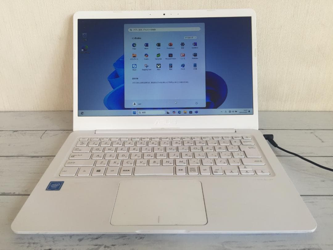 ASUS E406S 14型TFT液晶　薄型・コンパクト ノートパソコン