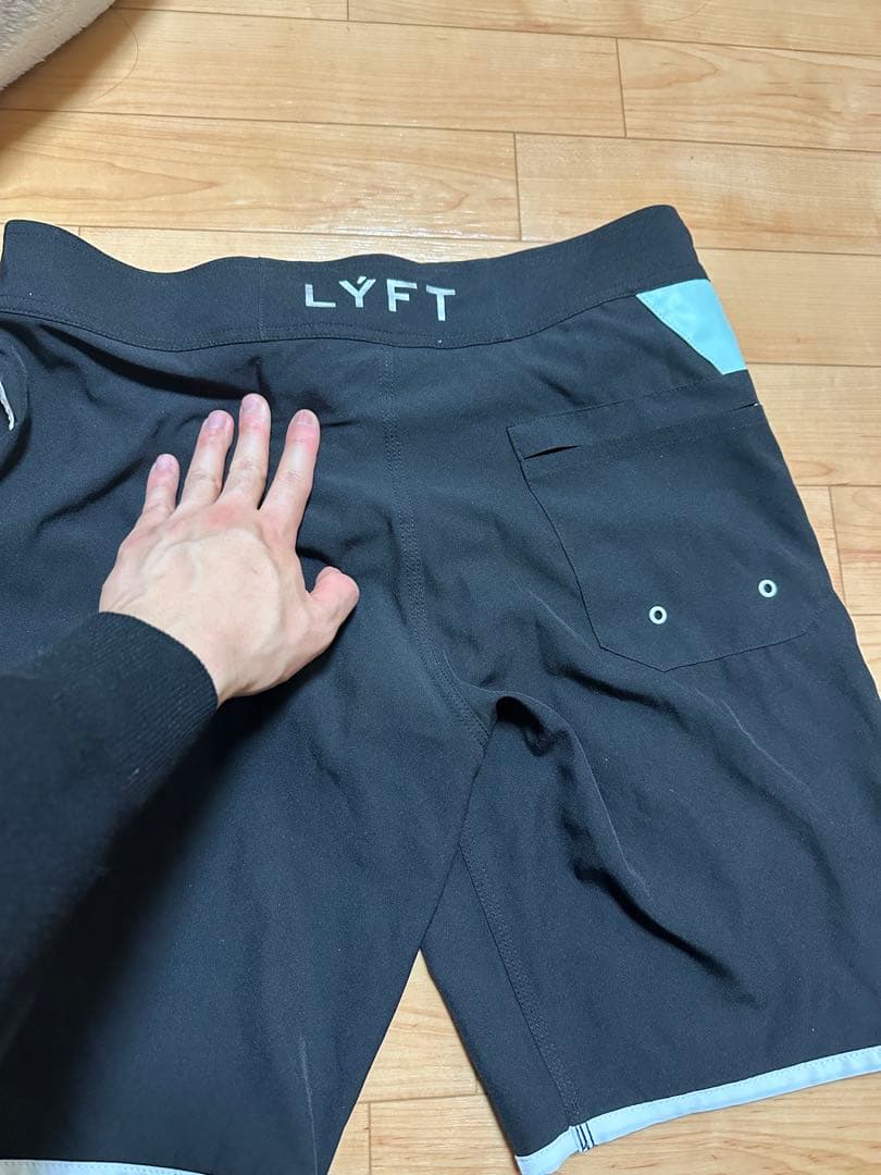 LYFT サーフパンツ 黒 水色