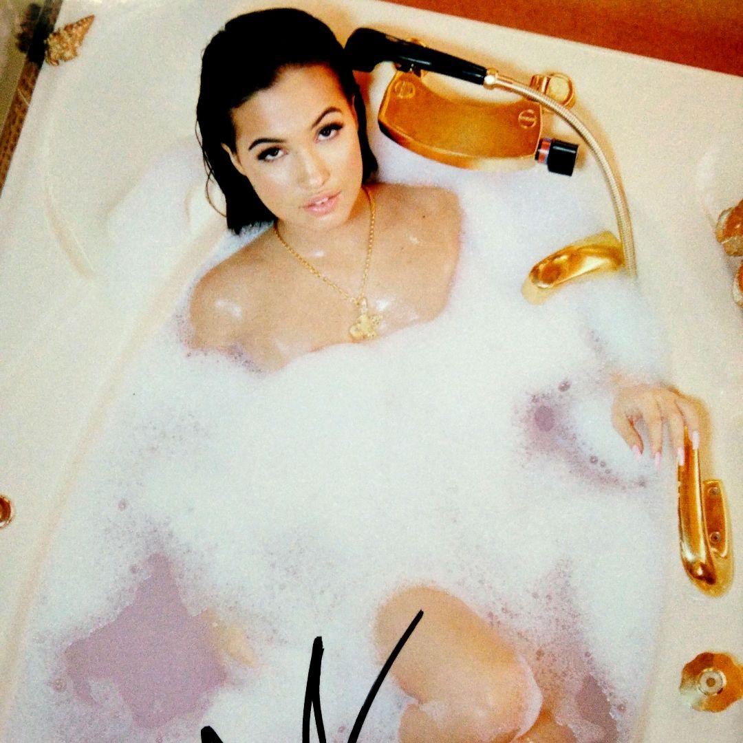 メイベル直筆サイン入り超大型写真…Mabel…イギリスのシンガーソングライター