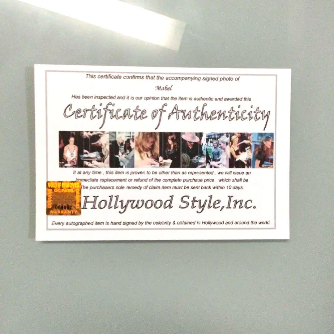 メイベル直筆サイン入り超大型写真…Mabel…イギリスのシンガーソングライター
